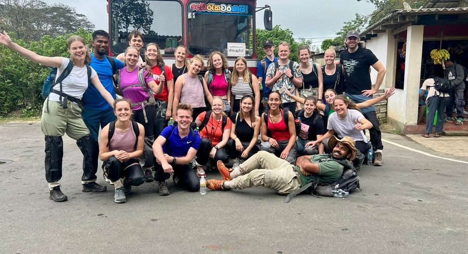 Groepsfoto bij een bus Groepsfoto bij een bus